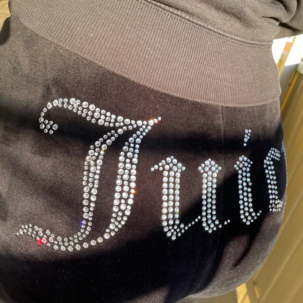 Juicy couture diamante byxor i stl XS. Utsvängda. Alla kristaller sitter kvar och dom är bara använda några gånger. Nypris~780kr. Skriv vid fler frågor💓. Jeans & Byxor.