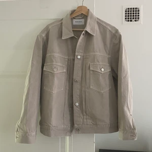 Woodwood beige jeansjacka, strl 40 (L) - Jeansjacka som inte riktigt blev som jag tänkt. Använd en gång, tts storlek 40 och size’ade upp för en oversized passform på mig. Nypris 2400! Köpare står för frakt.