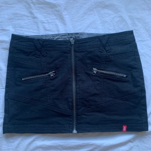 Kjol med dragkedjor  - Super cool kjol med dragkedjor och snygga detaljer, från esprit men köpt second hand. Storlek 38 