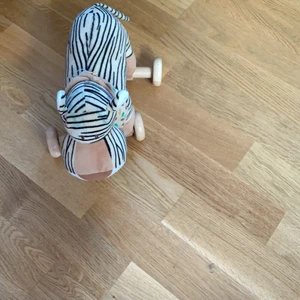 En rullande tiger -  Den är i fint skick och är en bebis leksak och vi har inga bäbisar här hemma så jag säljer den så snälla köp den ❤️❤️❤️