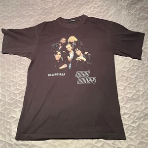 Balenciaga speedhunters t shirt - Storlek medium oversized. Väldigt rare, lycka till att hitta en annan😁 Retail £395 (4900kr). Condition 8/10 general wear. Fitpics finns i dm. Behöver få den såld för en framtida resa så pris kan diskuteras vid snabb affär. Byten är också intressant! Ha det fint!