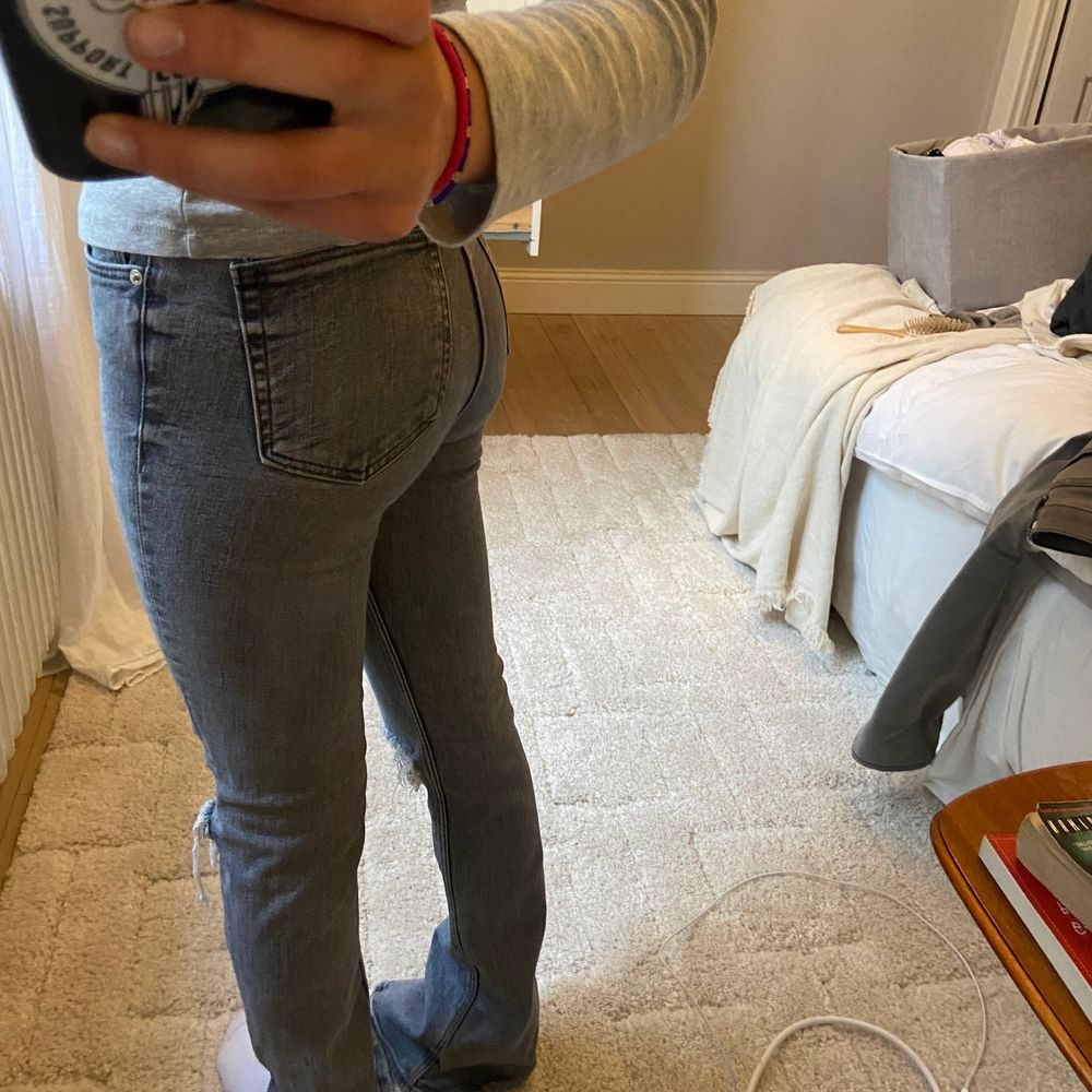 Jätte sköna jeans, lite slitna längst ner men eftersom att byxorna är så långa kan man antingen klippa av eller sy upp( tycker själv det är lite snygg med slitningar). 🤩💕. Jeans & Byxor.