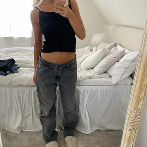 Lågmidjade jeans - Säljer dessa lågmidjade jeans från zara som varit väldigt populära, jag har sytt upp dom så dom passar mig som är 164 och även satt dit en till knapp då dom var för stora i midjan men de är lätt att ta bort!