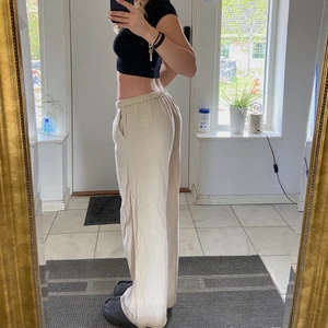 Linnebyxor - Ett par jätte fina liknande linnebyxor köpta i spanien på primark förra sommaren som tyvärr inte har kommit till användning 💗 jag är 160cm och dom är ganska långa på mig och i storlek S 💕