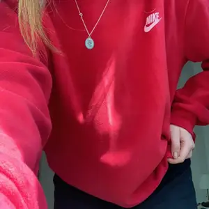 Röd Nike sweatshirt. Overaized. Väldigt mysig. Aldrig använd.