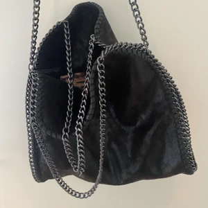 Stella McCartney  - Säljer min stella McCartney liknade väska, den har knapt kommit till användning Max 3-4 gånger💕