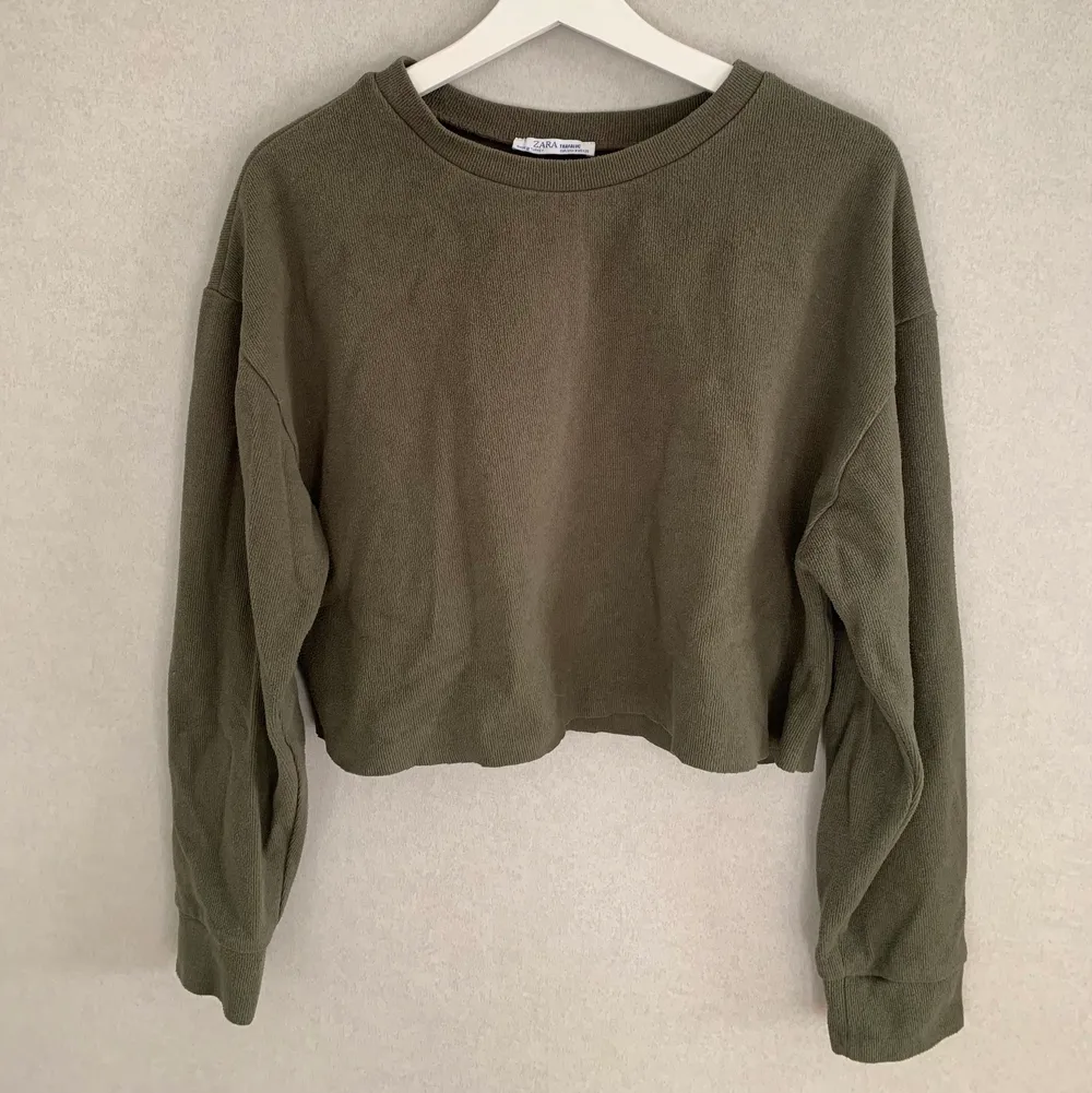 En snygg mörkgrön tröja från Zara som är croppad. Väldigt snygg och är ett bra basplagg som passar de mesta💚. Tröjor & Koftor.