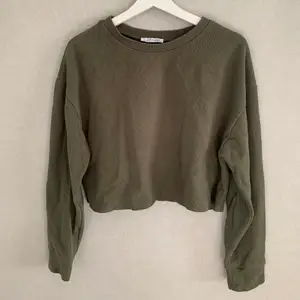 En snygg mörkgrön tröja från Zara som är croppad. Väldigt snygg och är ett bra basplagg som passar de mesta💚
