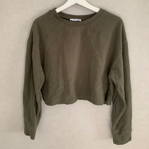 Mörkgrön tröja  - En snygg mörkgrön tröja från Zara som är croppad. Väldigt snygg och är ett bra basplagg som passar de mesta💚