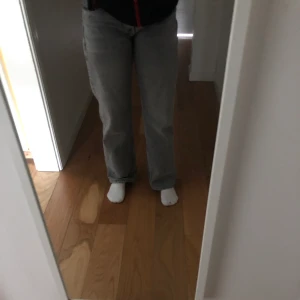 zara jeans  - Kommer inte till användning, köpt för ca ett år sedan men sparsamt använda. Kom privat för frågor eller intresse!❤️