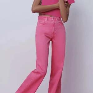 Rosa jeans - Rosa jeans från Zara. Lite skrynkliga atm men steamar innan jag fraktar :) Använt skick ! Uppsydda & passar på mig som är 166cm❣️