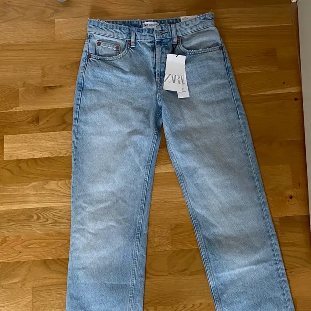 Säljer dessa ljusblåa mid raise jeans från zara. Aldrig använda endast testade då de tyvärr inte passade mig, så helt nyskick. I storlek 38 men sitter mer som 36, även beroende på hur man vill att dom ska sitta. Verkligen så fina jeans, perfekt till sommaren! Bara att skriva om du har några frågor eller vill ha fler bilder❤️‍🔥💘🫶🏻🫶🏻. Jeans & Byxor.