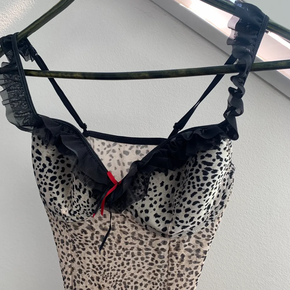 En knappt använd klänning i leopard!! Med finaste detaljerna, är i strl 36. Klänningar.
