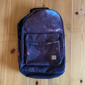 Galax ryggsäck - Fin ryggsäck med galax/rymd motiv. Stor och rymlig. Dator får plats och det finns även ett datorfack. Väskan är egentligen Dan & Phil merch men det är diskret så man kan ha den även om man inte är ett fan. Kan mötas i Eskilstuna eller skickas mot frakt.