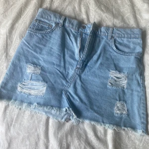 Jeanskjol pull&bear - Jeanskjol - passar S/M, från pull&bear 🐻  Säljer pga för liten ☹️