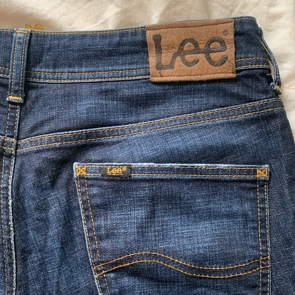 underbara lowwaist jeans från lee! topskick! liknar brandys mörka lowwaist jeans i mönstret och passformen! straight leg! (storleken är uppskattad då det ej står någon storlek i plagget!)  . Jeans & Byxor.