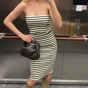 Superpopulär randig klänning - Bild lånad av Frida Ottosson. Fick precis hem denna superpopulära klänning i storlek S, tyvärr för liten för mig så har ingen egen bild med den på men kan skicka egen bild på klänningen i kartongen :)