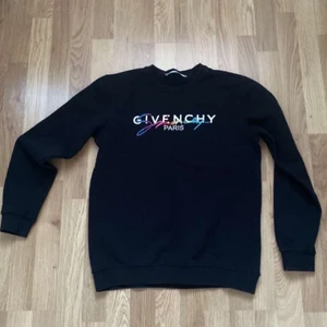 givenchy tröja  - hej! säljer denna givenchy tröjan för 450kr som är i storlek M men passar lika mycket väl storlek S. jag själv är S. finns i jönköping men går lika bra att posta de mot att köparen står för frakten ❤️‍🔥(a kopia)