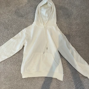 ‼️vit Hoodie‼️ - 🤩säljer denna fina vita Hoodie från hm i storlek XS köpte den förr förra våren i jätte bra skick🤩