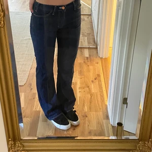 Low Waist jeans - Lågmidjade jeans från acne, bra skick (dock sitter knappen lite löst men de är ingen fara när dem är knäppta)💕Står ingen storlek på dem men dem sitter som en S