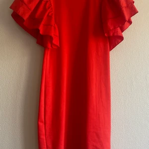 KLÄNNING - Fin klänning till högtider eller bara till sommaren☺️ Endast använd en gång på julafton, köpt i december💗