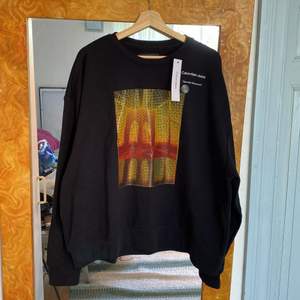 En trendig oversize sweatshirt av Calvin Klein köpt i USA. Aldrig använd och prislappen sitter kvar. Orginalpriset var 700kr