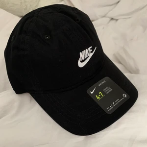 Nike keps - Helt ny keps från märket Nike. Säljer pga köpte fel färg. Ganska liten i storleken men annars snygg 🖤 nypris 135kr, justerbar baktill