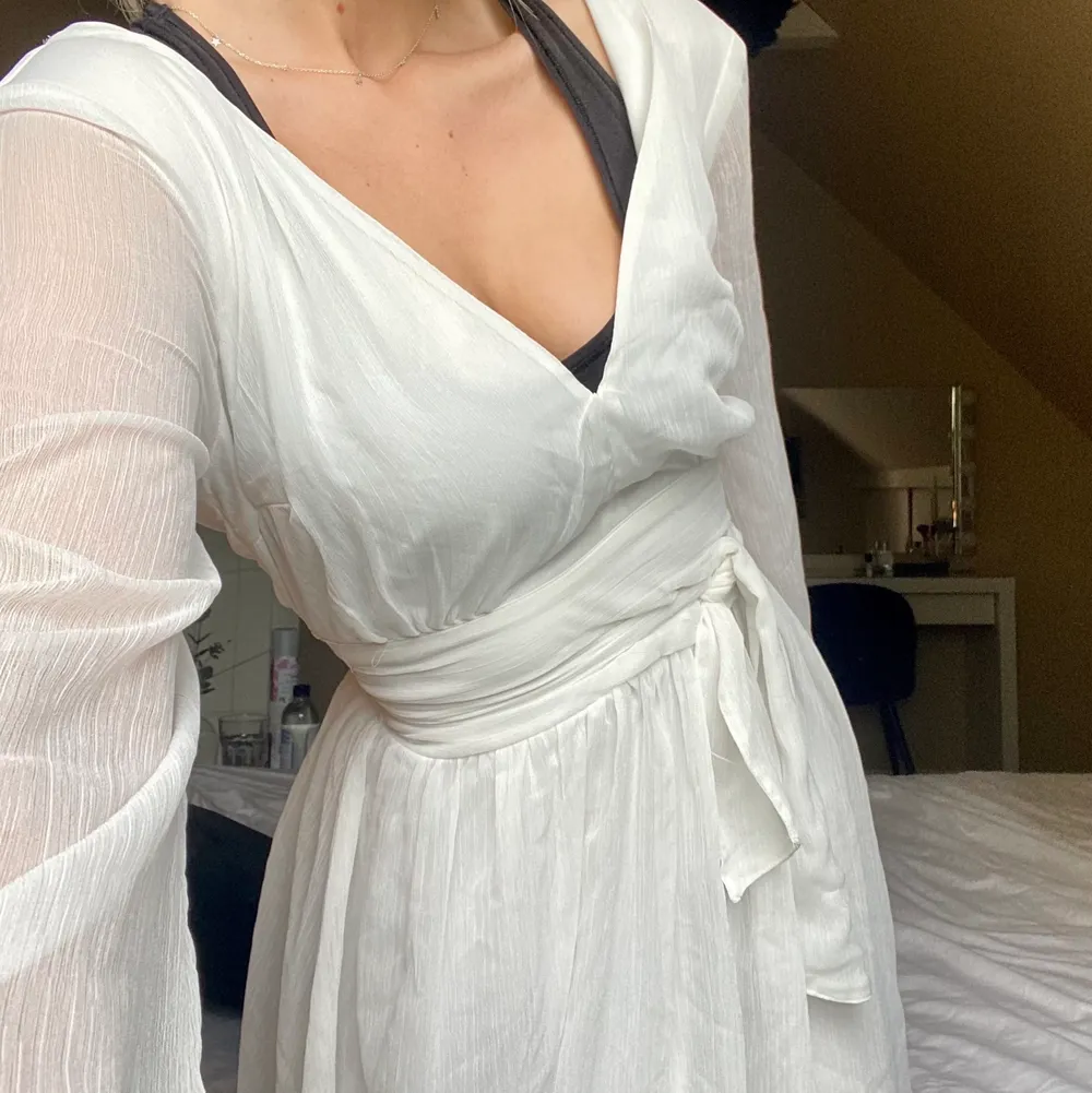 Säljer denna fina vita klänning. Köpt på Bubbleroom, strlk 36 men passar en 34/xs samt en S skulle jag säga. Perfekt studen klänning💖. Klänningar.