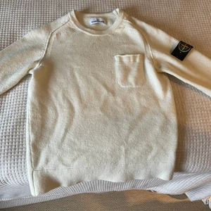 Stone island stickad tröja  - Jätte bra sick på tröjan, märket i ny sick. Säljer pgr att den inte passar. Också mycket svår att få tag på i sverige.