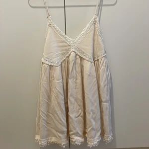 Broderat sommarklänning - En broderad sommarklänning från pull&bear. Det går att använda som en tröja om man är lite längre 😌. Använda några gånger, diverse trådar på klänningen var redan där när jag köpte den, annars super luftig och skön