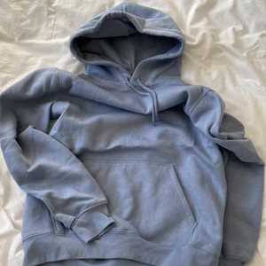 Ljusblå hoddie - Sommrig oversized ljusblå hoddie, helt oanvänd!! Perfekt för sena sommarkvällar eller ruggigt sommarväder, säljes då jag har för många hoddies😅 har du några frågor är det bara att skriva, priset är exkl frakt😊