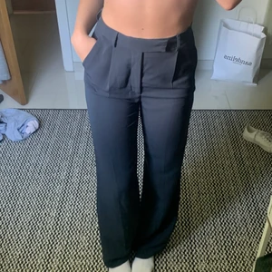 KOSTYMBYXOR 🤍 - Säljer dessa mörkblå kostymbyxor från Zara. Använda samt tvättade 1 gång. Köpare står för frakt 🤍