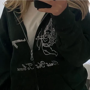 Bestyettocome hoodie - Säljer denna zip hoodie från bestyettocome, den sälja inte längre och är i toppen sick. Bilder är lånad från ”karin” här på plick. Skriv privat för bilder eller frågor. Storlek S