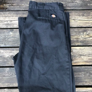 Dickies kostymbyxor  - Köpte dessa byxor av en tjej här på Plick och dem passade tyvär inte mig. Dem är använda ett par gånger men man ser inte det, förutom på bandet inuti som egentligen ska vara vitt men nu är ljus grått. Annars är dem i jätte fint skick! (använd ej köp nu)