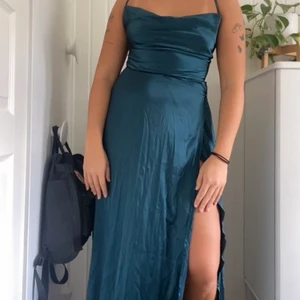 Satinklänning - Klänning som tyvärr aldrig kommit till användning! Den är mer grön i verkligheten