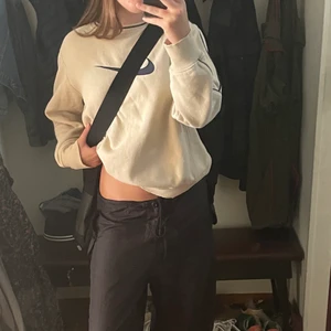 Nike sweatshirt!  - Vintage, trendig nike sweatshirt, perfekt till sommaren. Tröjan är i bra skick. Köparen står för frakten på 60kr. Skriv om du har några frågor. :) 