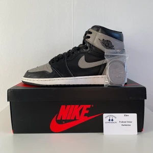 Jordan 1 Shadow  - Säljer mina Jordan 1 Shadow i storlek 46. Bra skick, låda och extra snören ingår. Skriv för frågor eller fler bilder!