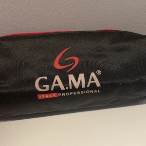 GA.MA professional plattång  - Använd några gånger. När jag köpte den hade den gått sönder lite, kolla bild 3. Jättebra men ganska liten, bra när man ska iväg. Köparen står för frakt!