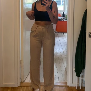 kostymbyxor från nakd - otroligt bekväma vitrandiga ”kostymbyxor” från nakd. endast använda en gång då de inte riktigt är min stil! perfekt längt på mig som är 170