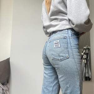 Snyggaste raka Levi’s jeansen! Jag har vanligt vis strl 36-38 på jeans å dessa passar bra men hade passat bättre på nån m strl 34-36 på jeans☺️ 