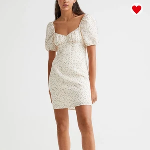 Klänning  - Helt ny klänning från hm, lappar finns kvar.  Storlek xs, slutsåld på deras hemsida.  Köparen står för frakten 💖