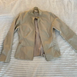 Jacka  - As cool jacka som tyvär inte kommer till användning, den är i typ regnjacks material? Lite strävare. Tror det är en väldigt gammal jacka! I en beige färg typ