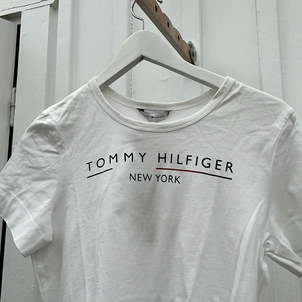 Tommy Hilfiger tröja i XS. Prislappen kvar så den är i nytt skick.  Köparen står för frakten, 39kr. T-shirts.