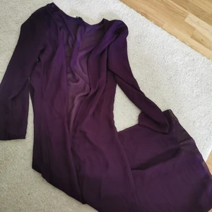 Kaftan - Lila kaftan, öppen slits, Inga knappar och ganska genomskinlig. 