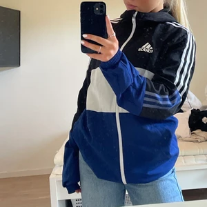 Adidasjacka - Säljer denna skitsnygga adidasjackan då den aldrig kommit till användning tyvärr, men superfint skick, köparen står för frakten på 79kr 