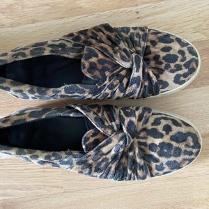 Skor - Leopardskor storlek 40. Pris: 50kr