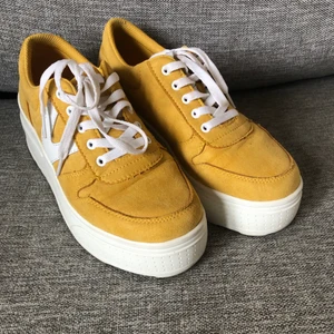 Skor med platå • strl 40 - Skor med platå i storlek 40. Använda 2 gånger. Mycket fint skick. 