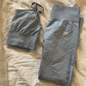 ICIW träningsset  - Säljer detta set från ICIW i ljusblå färg, då de är för små på mig. Storlek står ej men passar en S.😇 Det är i fint skick, toppen saknar inläggen. Köparen står för frakt (spårbar)💓 Toppens nypris: 349 kr. Thightens nypris: 699 kr.