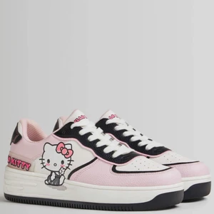 Helt nya trendiga skor, säljs pga för små - Helt nya ut förpackning hello kitty skor från bershka strl 39, 300kr plus frakt🤗