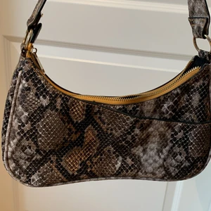 Don Donna axelremsväska!  - Superfräsch Don Donna väska i ormskinnsmönster. Jättebra skick och dragkedjan fungerar utmärkt! 